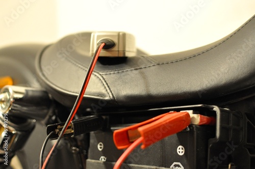 Motorradbatterie - Ladegerät bei der Arbeit