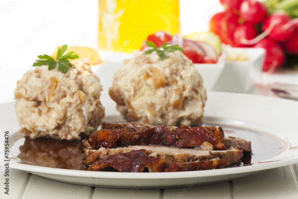 Bayerische Schweinebraten mit Knödel Bayerische Schweinebraten mit Knödel