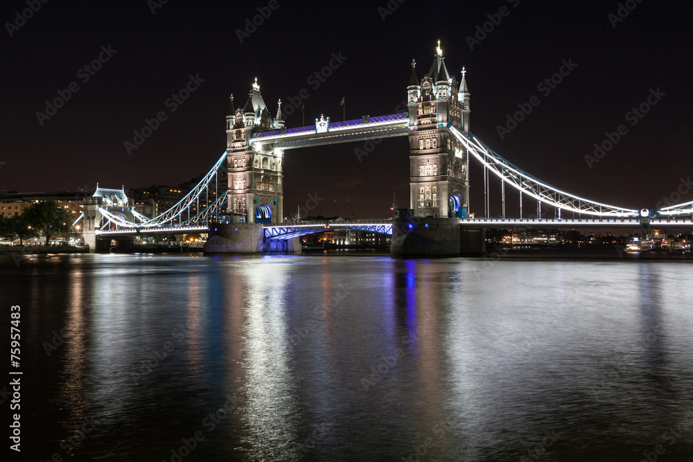 Fototapeta premium Tower Bridge at night, London