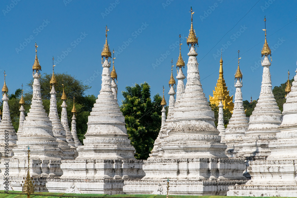 Fototapeta premium White stupas at Sandamuni Pagoda