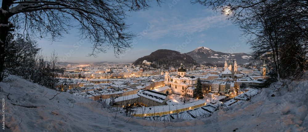 Fototapeta premium View over Salzburg at night
