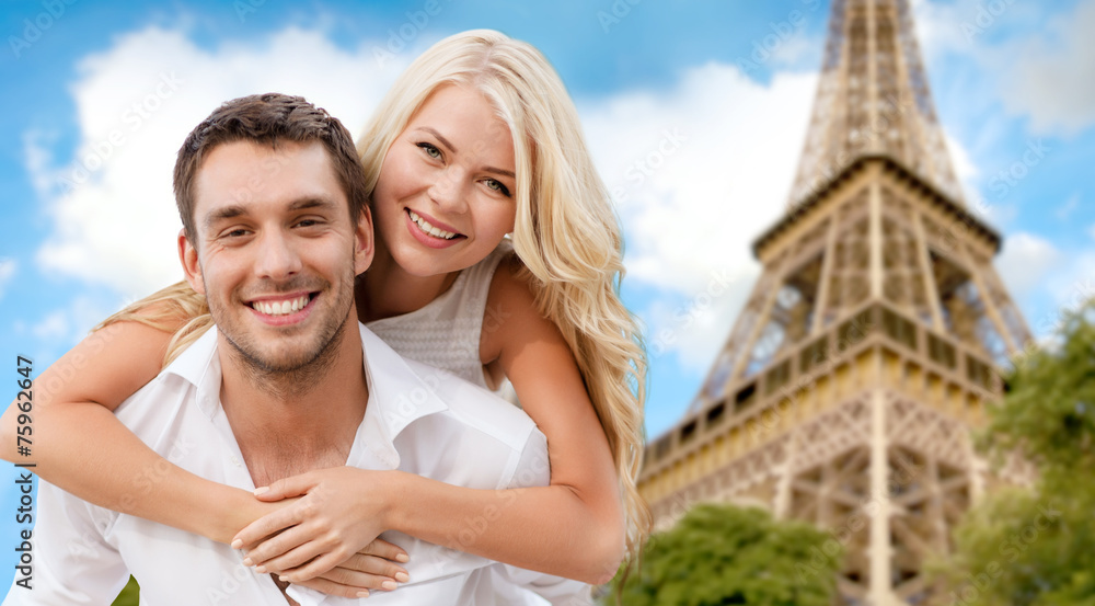 Fototapeta premium happy couple having fun over eiffel tower