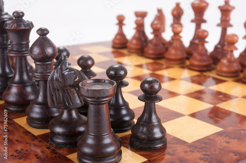 Altes Schachbrett und Figuren in die ursprüngliche Lage