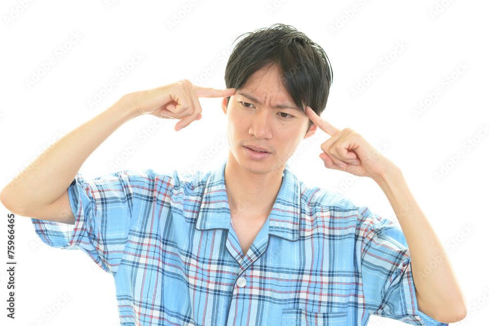 頭痛を訴える男性 頭痛を訴える男性