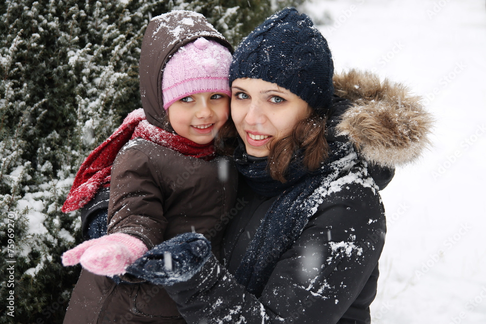 Obraz premium Mother and daughter enjoying snow