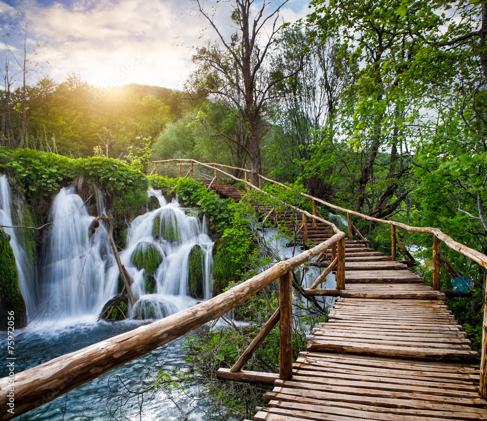 Fototapeta premium Piękny widok na wodospady w Parku Narodowym Jezior Plitwickich.
