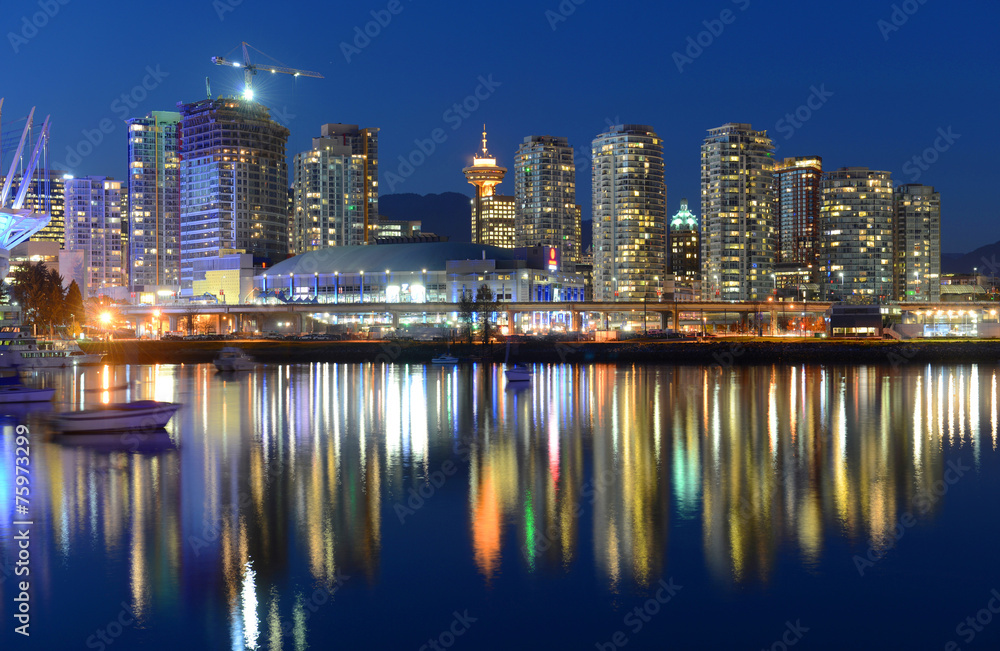 Obraz premium Vancouver City skyline i Rogers Arena nocą, Vancouver, BC