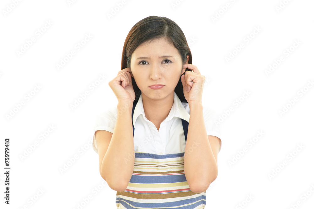 Fototapeta premium 耳をおさえる女性