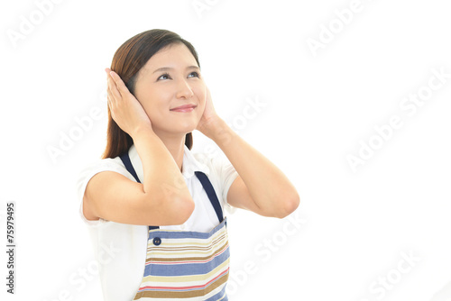 耳をおさえる女性 © Liza5450