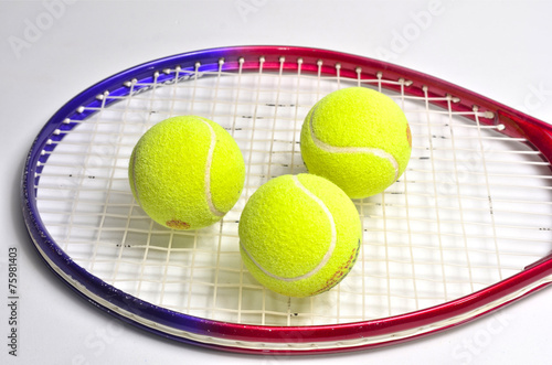 Raqueta y pelota de tenis