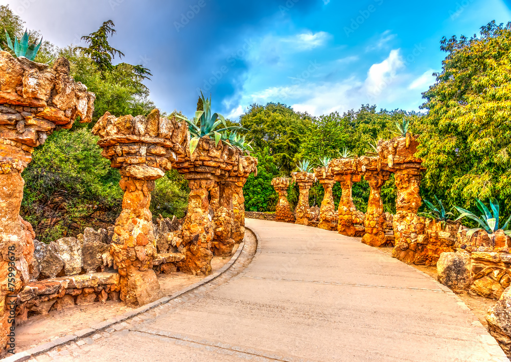 Obraz premium dziwna konstrukcja w parku Guell w Barcelonie w Hiszpanii. HDR