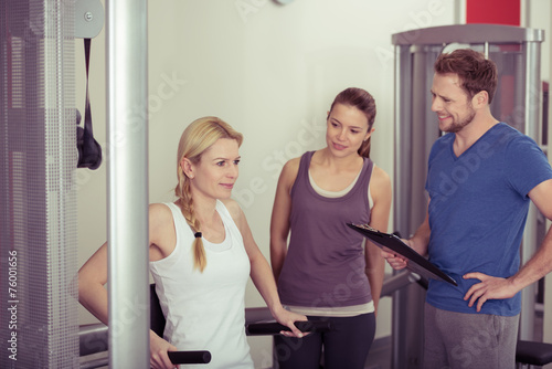 frauen trainieren mit personal-trainer photo