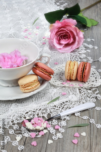 Valentine's Day: Romantic tea drinking with macaroon and hearts