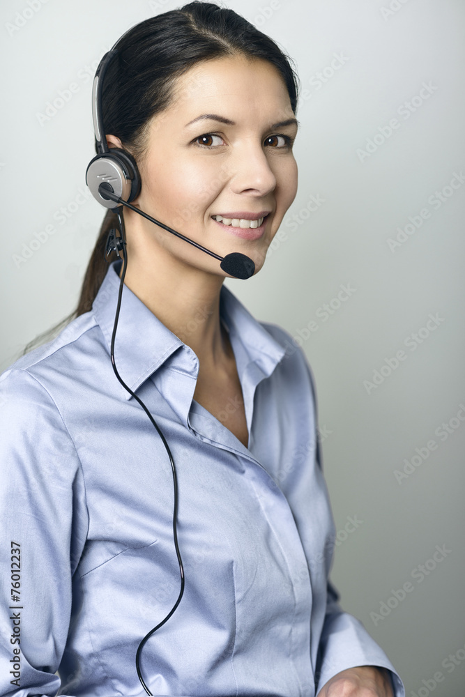 Attraktive Callcenter Mitarbeiterin mit einem Headset Attraktive Callcenter Mitarbeiterin mit einem Headset