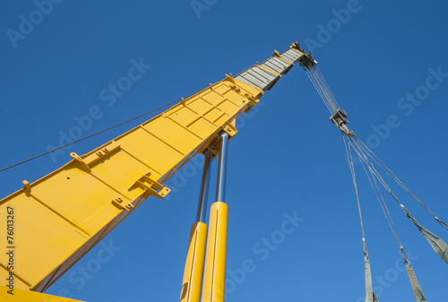 Fényképezés Large crane jib against blue sky background