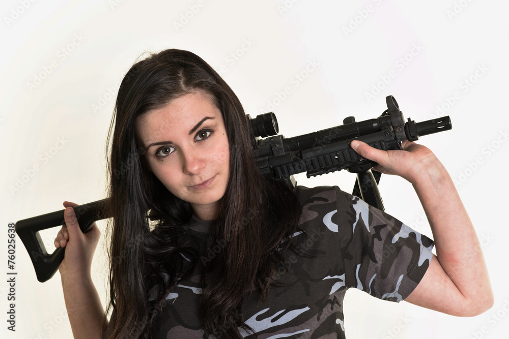 femme avec pistolet
