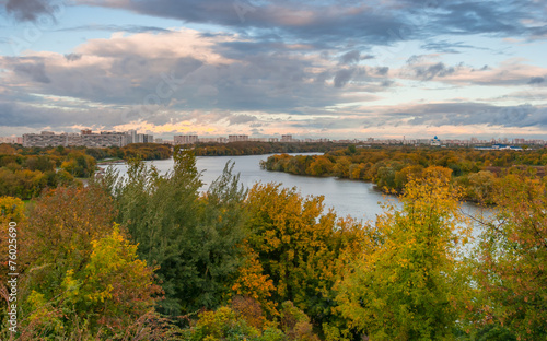 Вид на Москву в осенний вечер с холмов реки