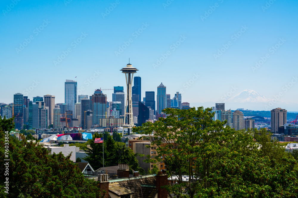 Seattle skyline with Mount Rainier in the background