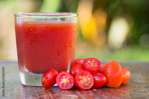 Tomato juice and fresh tomato