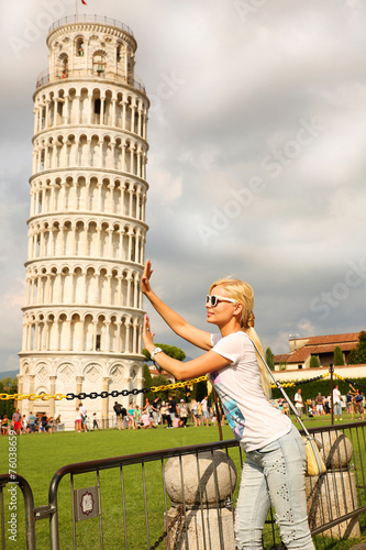 Fotografiet Leaning tower of Pisa and Young Woman, Italy.