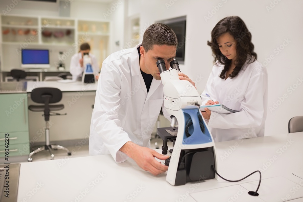 Obraz premium Medical students working with microscope