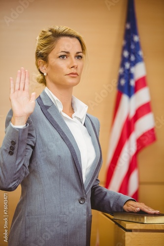 Quadro su tela Witness swearing on the bible telling the truth