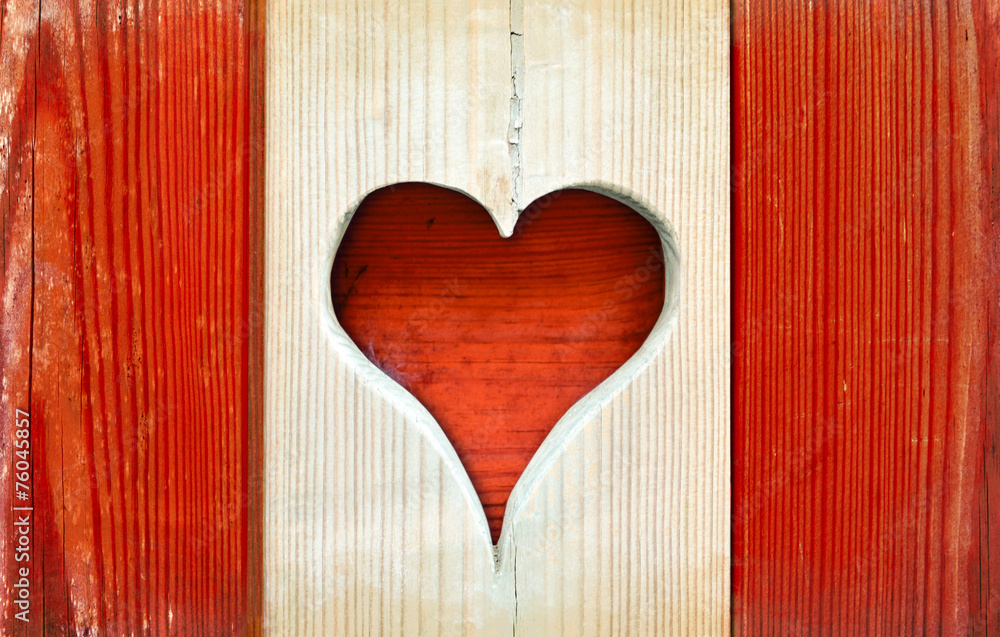 Drewniany płot  z czerwonym sercem - obrazy, fototapety, plakaty 