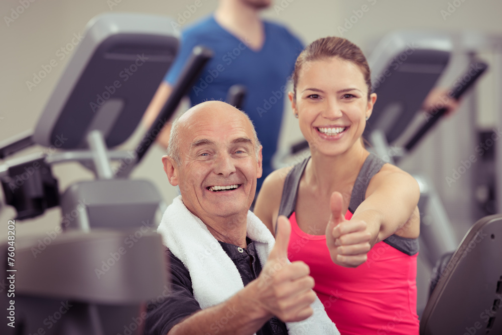 Obraz premium senior-kunde und trainerin zeigen daumen hoch