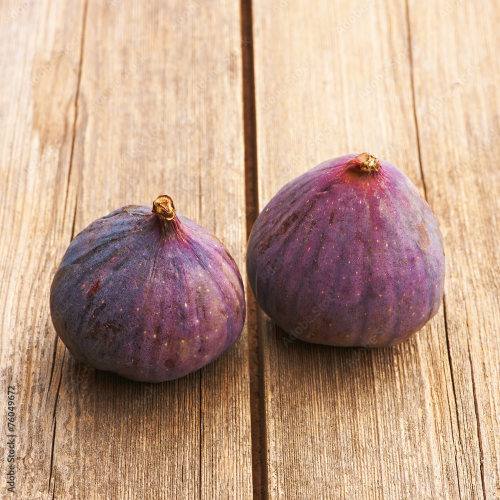 Fototapeta premium Fresh figs on wooden table