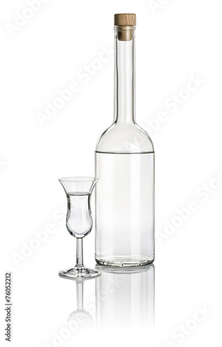 Fotografia, Obraz Spirituosenflasche und hohes Klechglas mit klarer Flüssigkeit