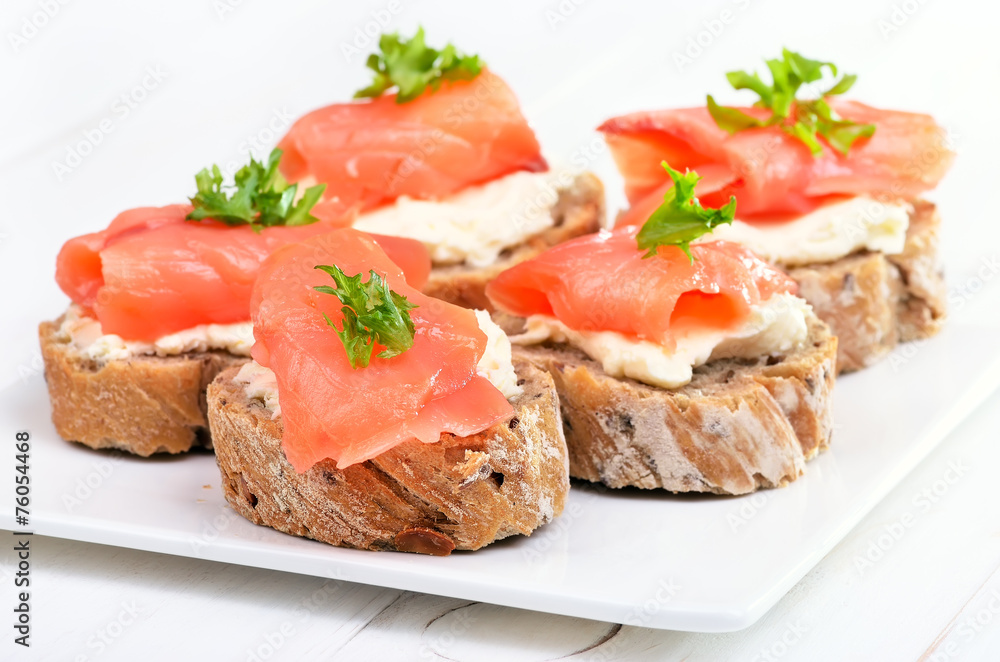 Bread with smoked salmon and cream cheese