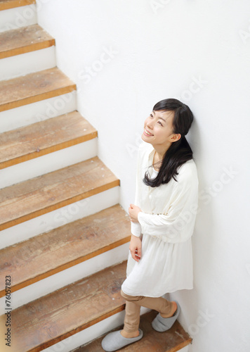 階段・若い女性