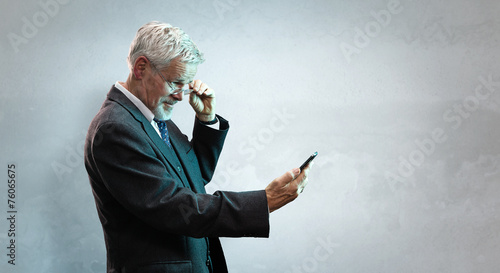 Photos älterer mann mit Smartphone
