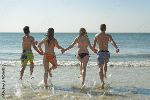 Jugendliche laufen in Wasser Nordsee