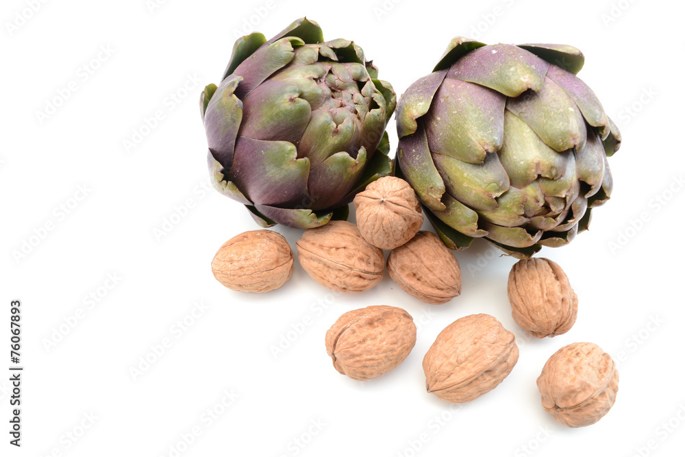 Fototapeta premium Artischocken mit Walnüssen