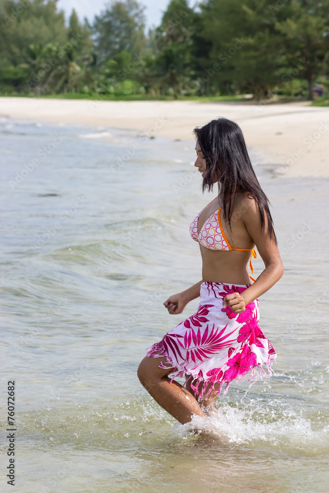 Naklejka premium cheerful girl in the sea
