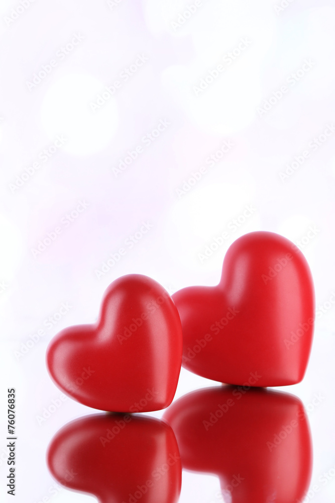 Obraz premium Red hearts on light background