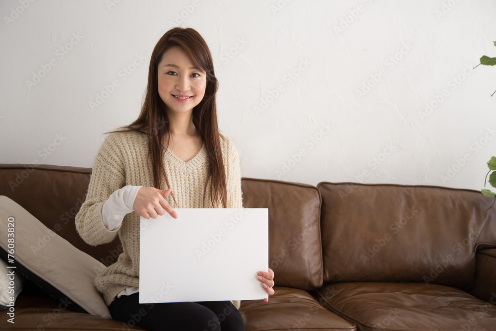 メッセージボードを持つ女性 メッセージボードを持つ女性