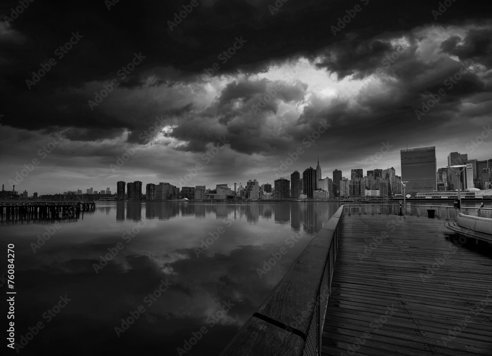 Obraz premium Manhattan New York cloudy dramatic skyline USA