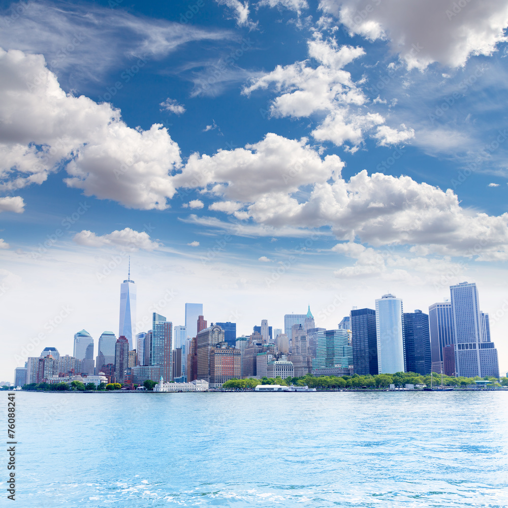 Naklejka premium Manhattan New York skyline z NY Bay w USA