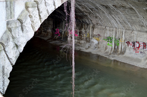 Flussbett mit Gewölbe photo