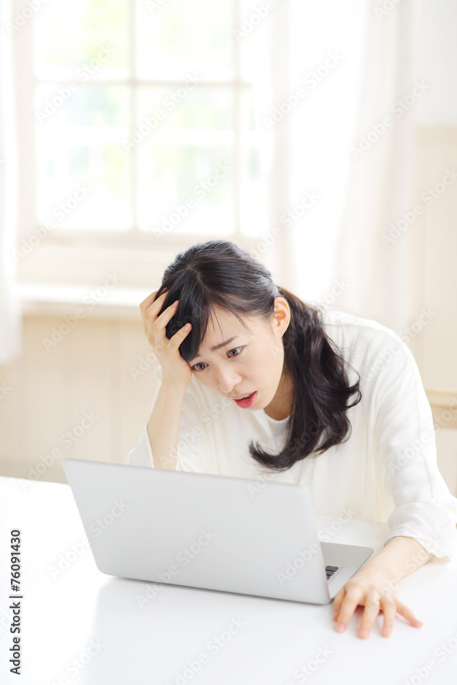 ノートパソコン・若い女性 ノートパソコン・若い女性
