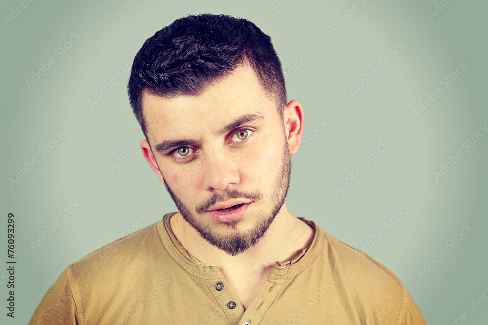 Obraz premium jeune homme n' en revenant pas