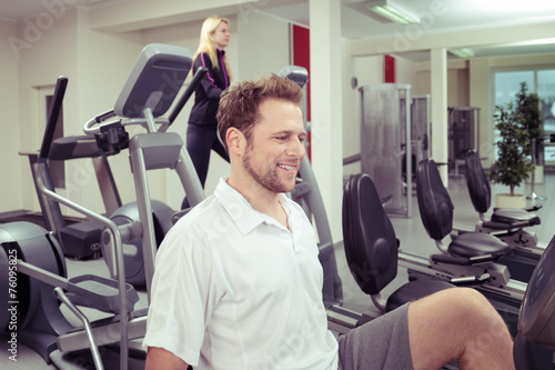 zwei personen trainieren im fitness-studio