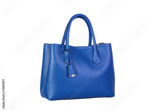Bolso azul de mujer sobre fondo blanco liso y aislado. Vista de frente y de cerca. Copy space