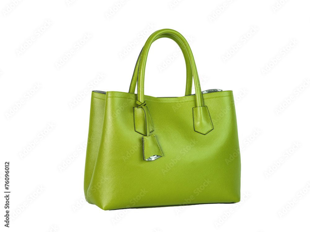 Bolso verde de mujer sobre fondo blanco liso y aislado. Vista de frente. Copy space Bolso verde de mujer sobre fondo blanco liso y aislado. Vista de frente. Copy space