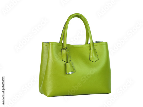 Bolso verde de mujer sobre fondo blanco liso y aislado. Vista de frente. Copy space