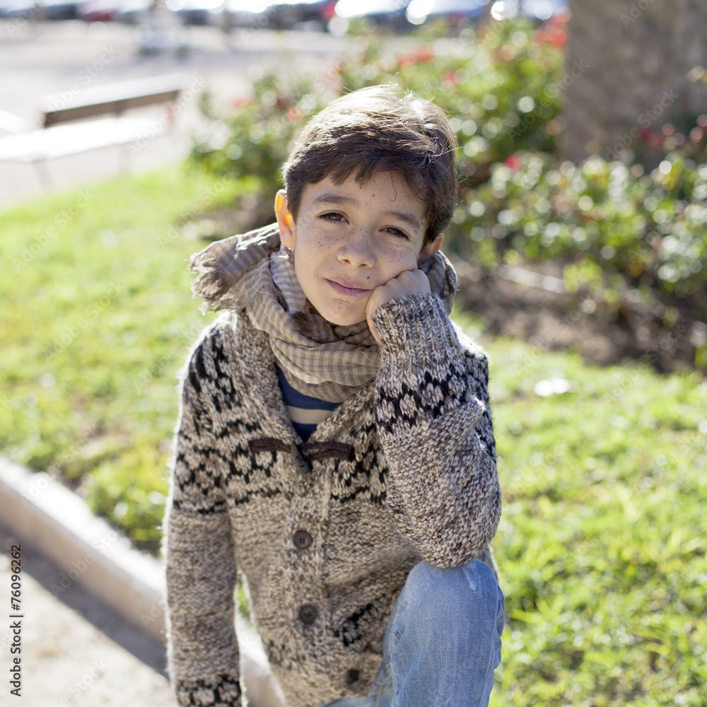 Niño con chaqueta de lana - obrazy, fototapety, plakaty 