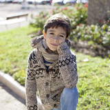 Niño con chaqueta de lana
