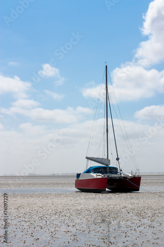 Gestrandet im Wattenmeer - segelboot liegt auf Sand